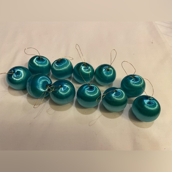 Mixed lot of 33 vintage thread ornaments-two sizes - Picture 11 of 11